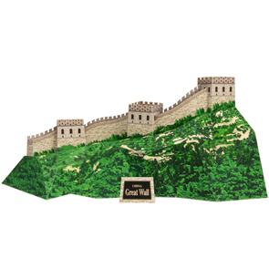 Papercraft model building de la Gran Muralla China.