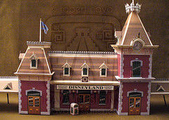 Papercraft model de la Estación tren de Disneyland. Manualidades a Raudales.