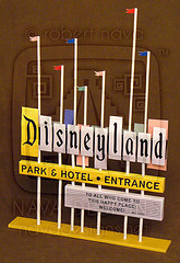Papercraft imprimible y amable del Letrero Disneyland / Disneyland Marquee 2. Manualidades a Raudales.