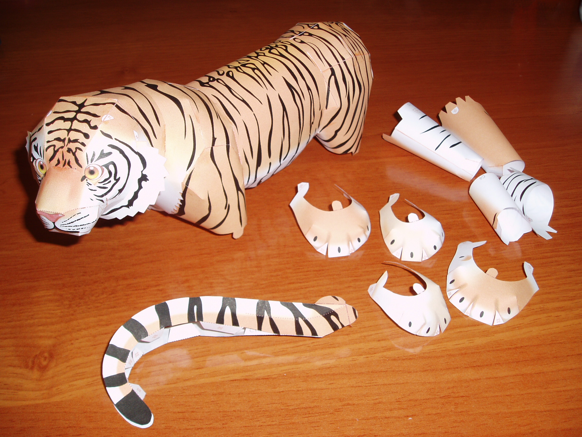 Papercraft recortable de un tigre  Proyectos de manualidades con